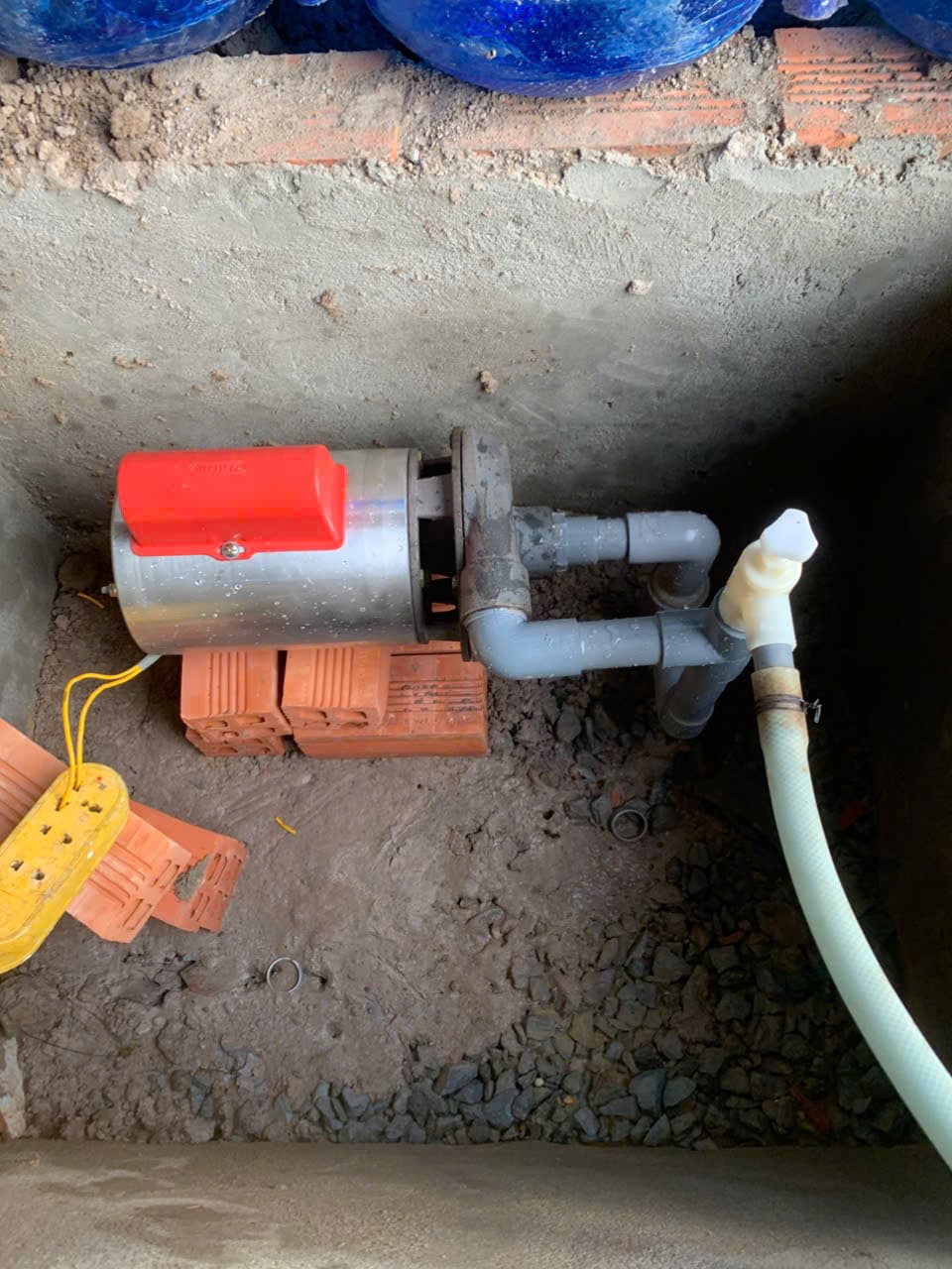 Máy bơm nước dân dụng được đấu nối với đường ống PVC