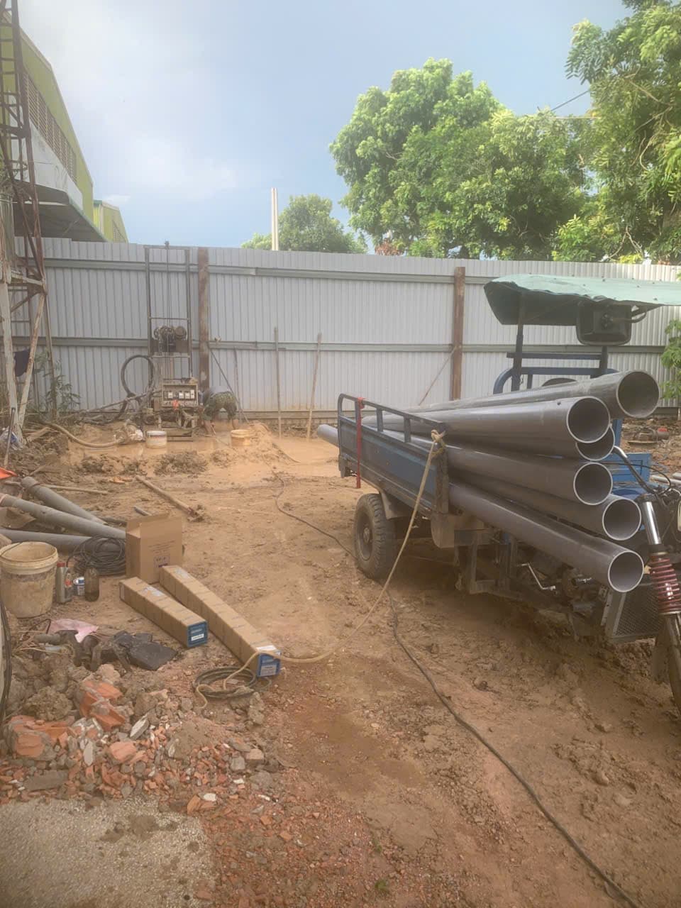 Hiện trường khoan giếng với máy thi công và các đoạn ống